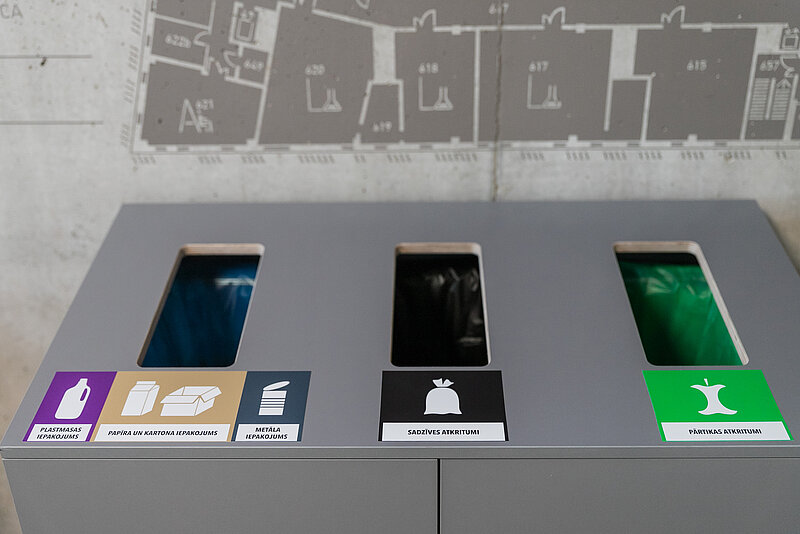 Latvijas Universitātes ēkās papildus izvietoti 45 atkritumu šķirošanas konteineri